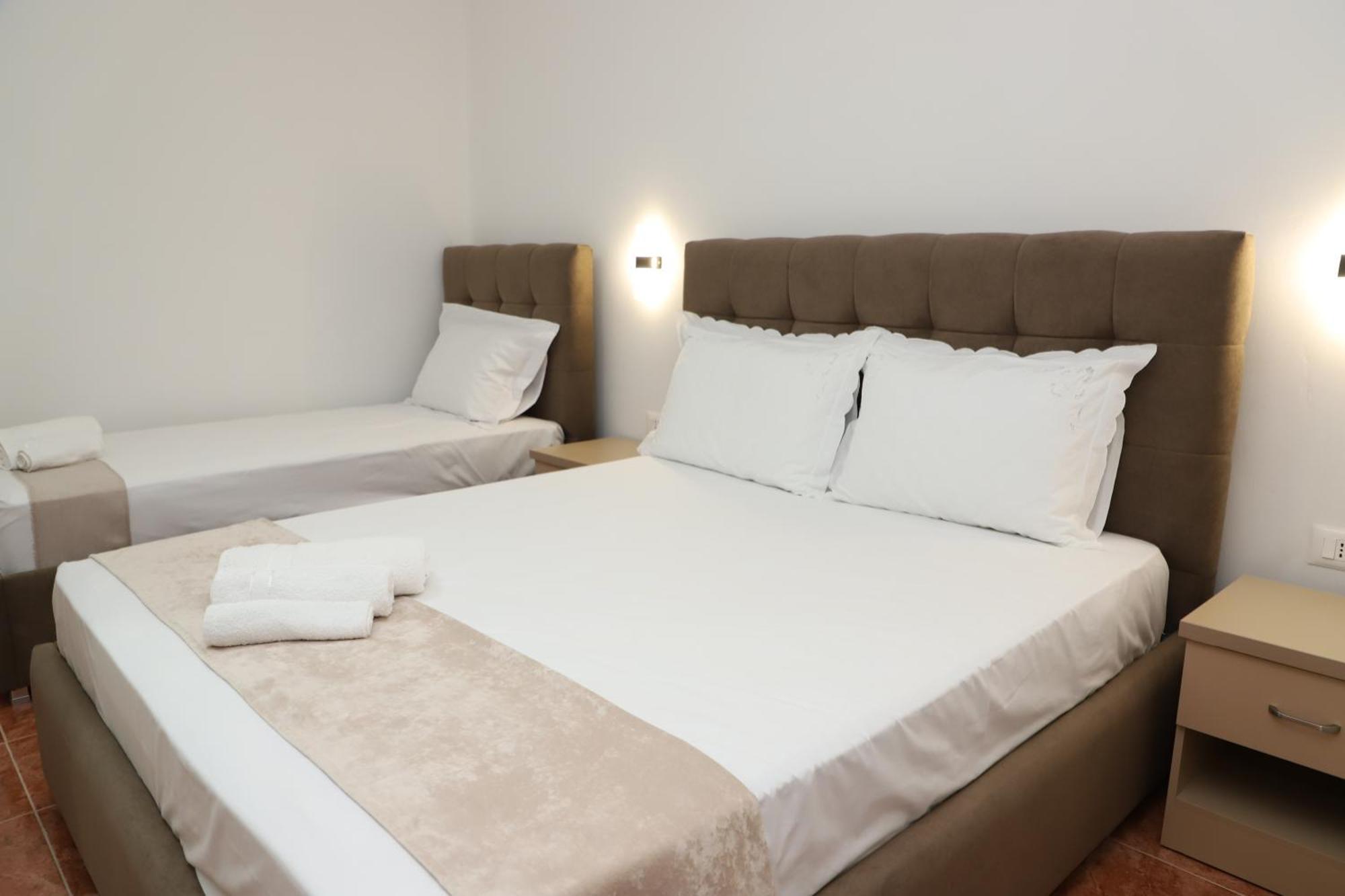 Guesthouse Kazazi ベラト エクステリア 写真